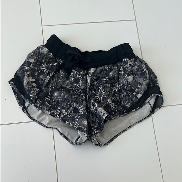 Lululemon Hotty Hot Shorts 2” Flowabunga Black Angel Wing Women’s Size 4 - Picture 1 of 5